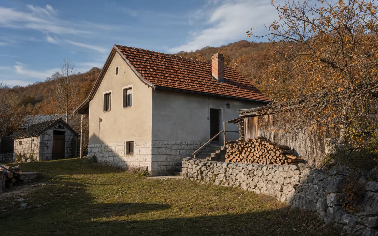 Ilustrativna fotografija za Deringaj, Gračac: stambeni eksterijer uklopljen u otvoreni krajolik.