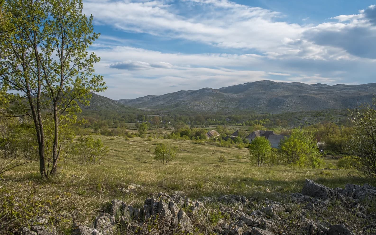 Illustrative photo for Dugopolje, Gračac: a wide view of an open highland landscape.