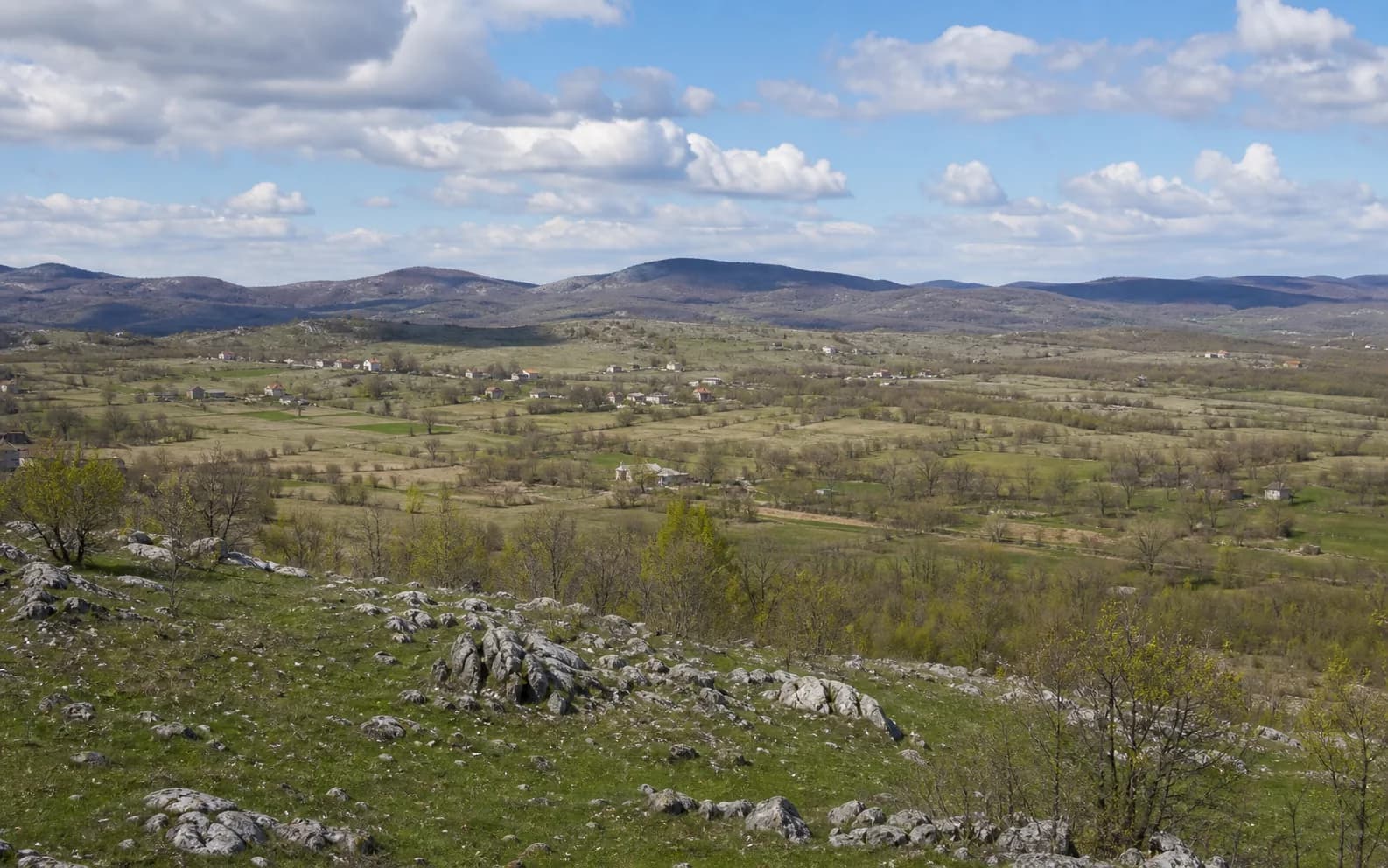 Illustrative photo for Gornja Suvaja, Gračac: a wide view of an open highland landscape.