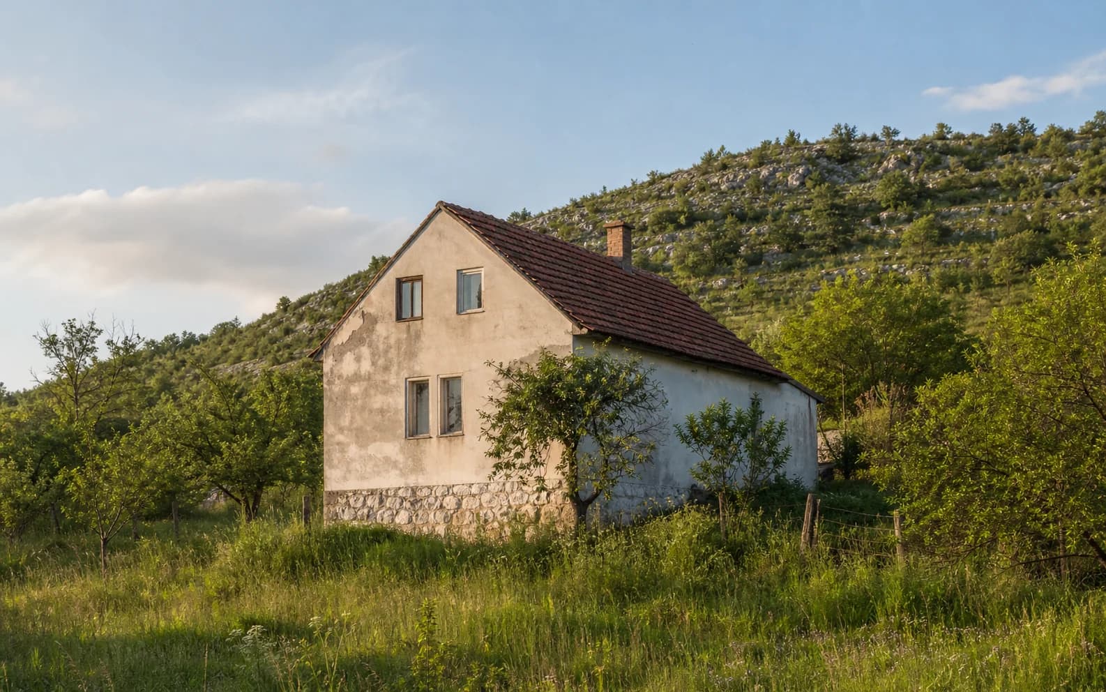 Ilustrativna fotografija za Grab, Gračac: stambeni eksterijer uklopljen u otvoreni krajolik.