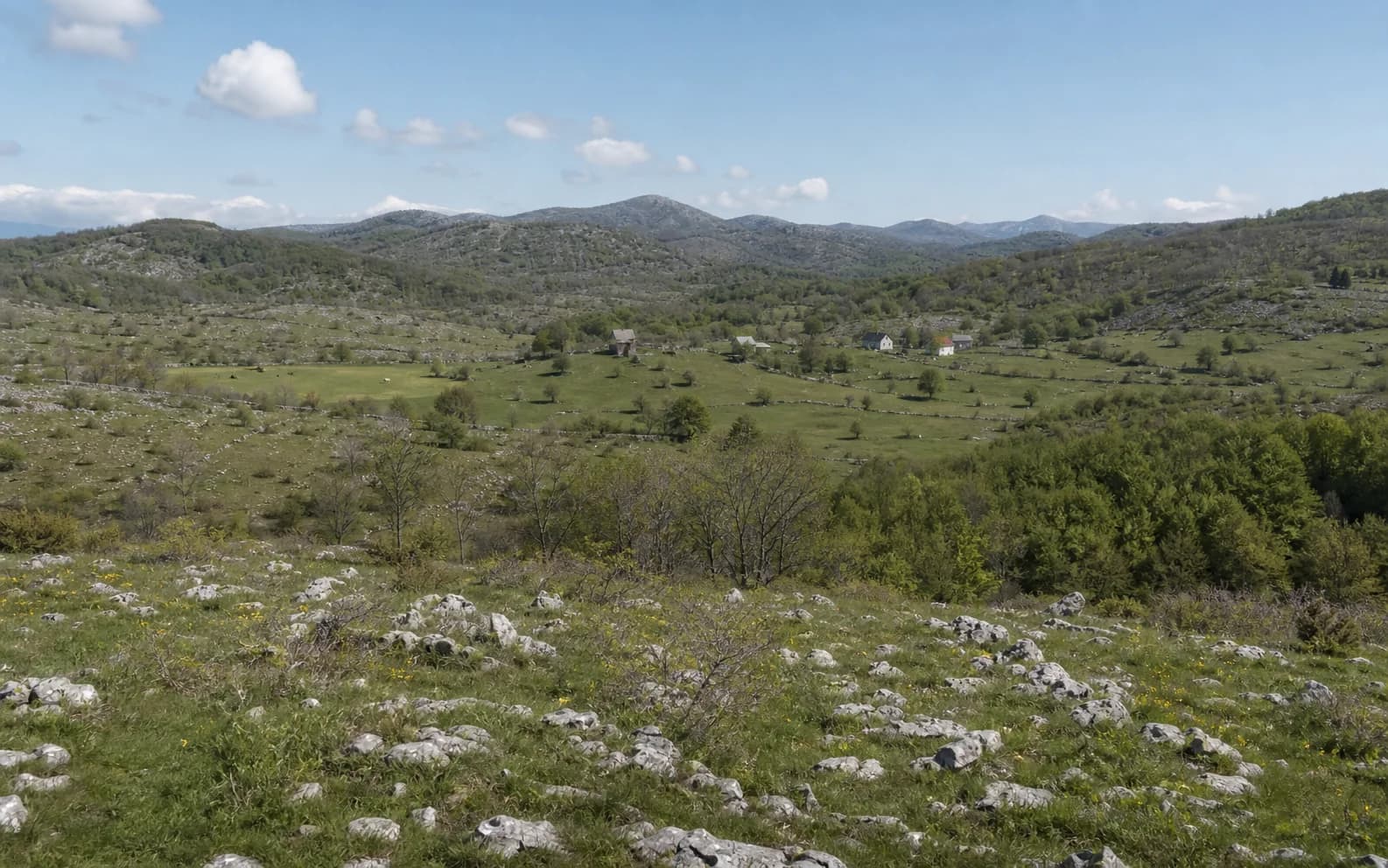 Ilustrativna fotografija za Kom, Gračac: široki pogled na otvoreni brdski krajolik.