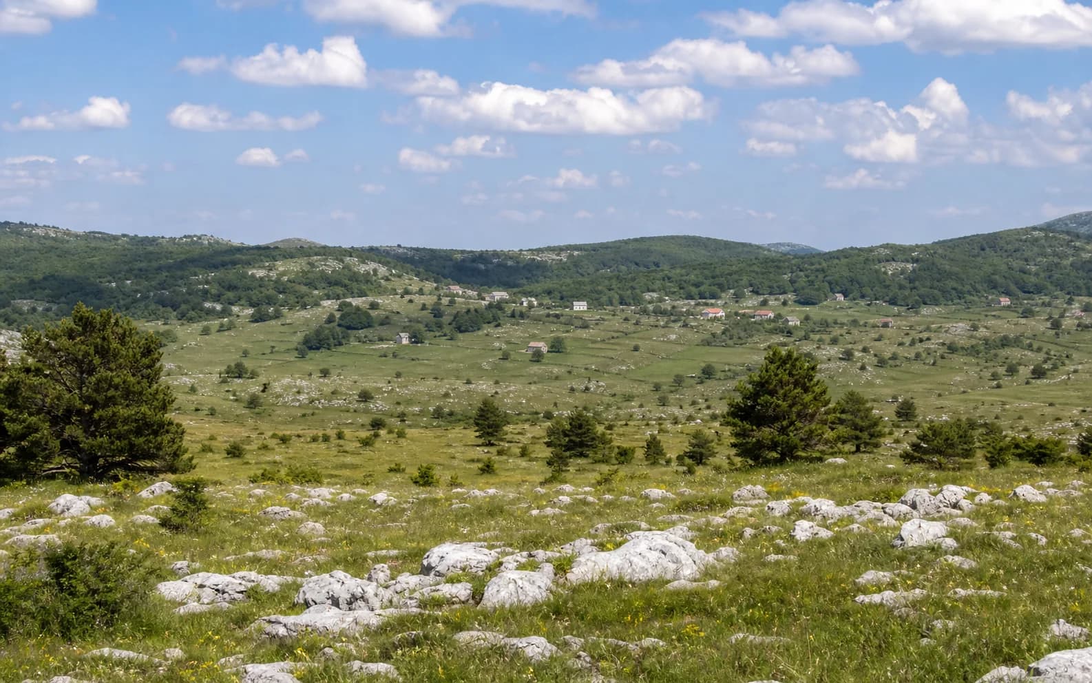 Ilustrativna fotografija za Kupirovo, Gračac: široki pogled na otvoreni brdski krajolik.