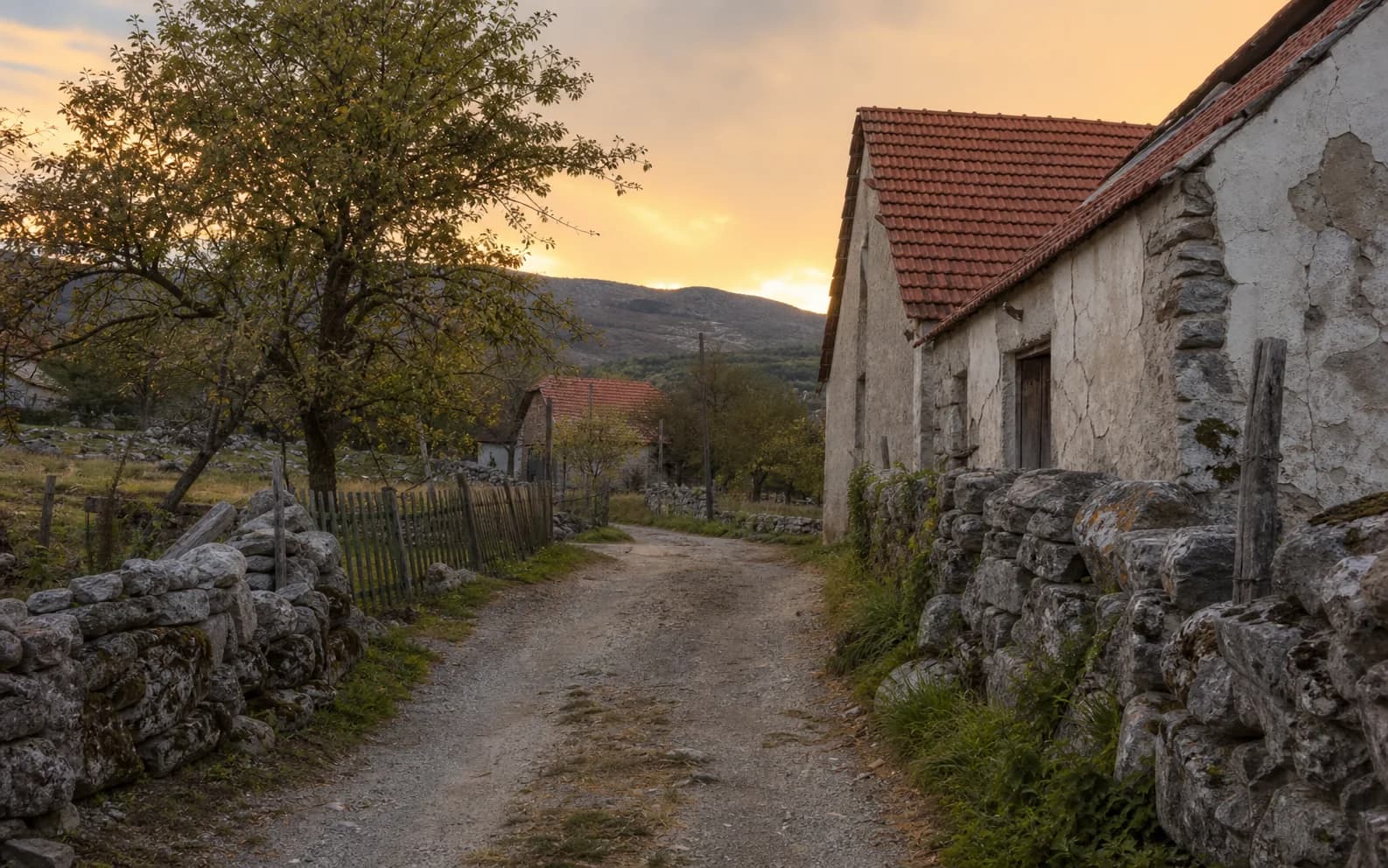 Ilustrativna fotografija za Kupirovo, Gračac: mirna ulica naselja u brdskom okruženju.