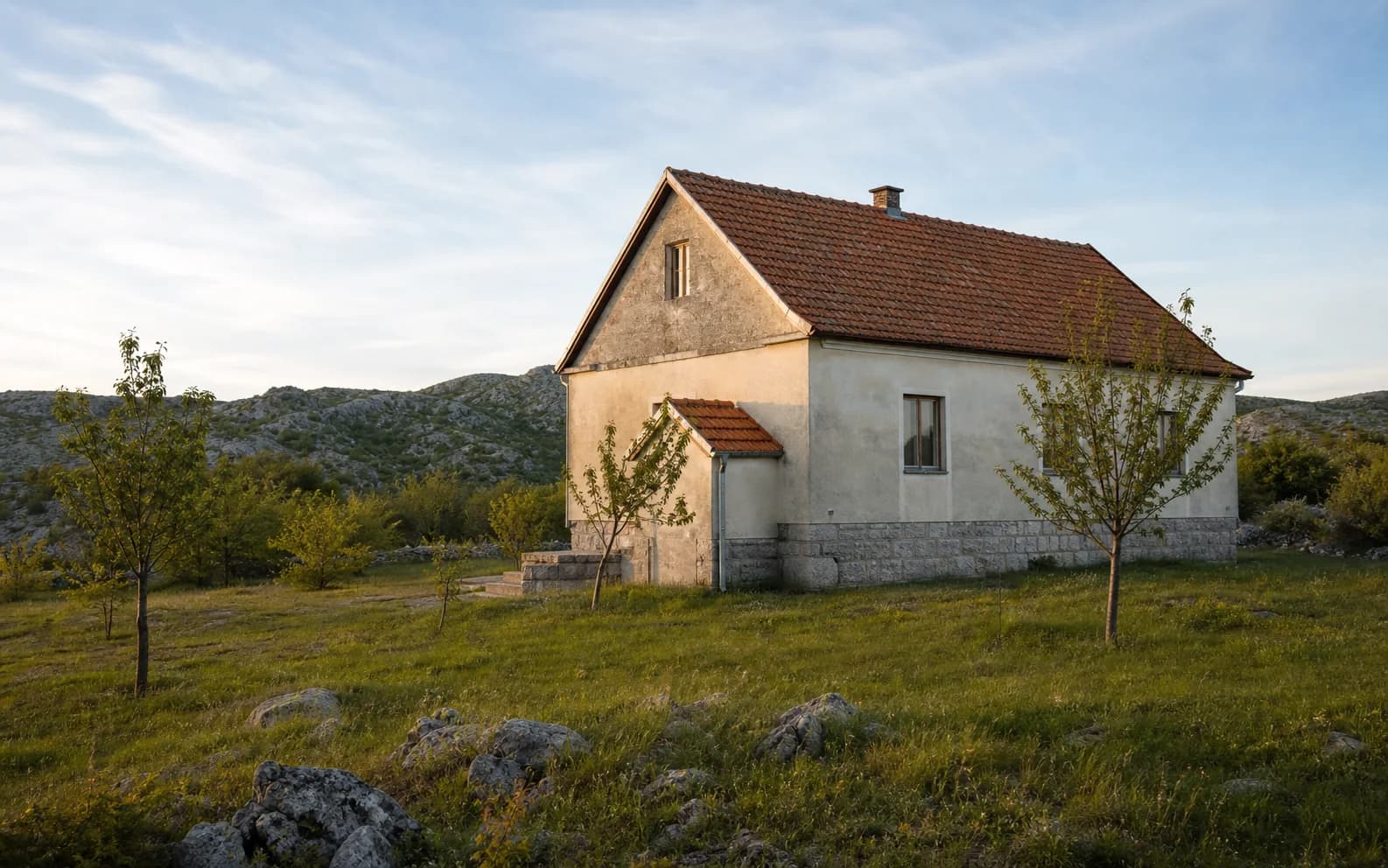 Ilustrativna fotografija za Kupirovo, Gračac: stambeni eksterijer uklopljen u otvoreni krajolik.