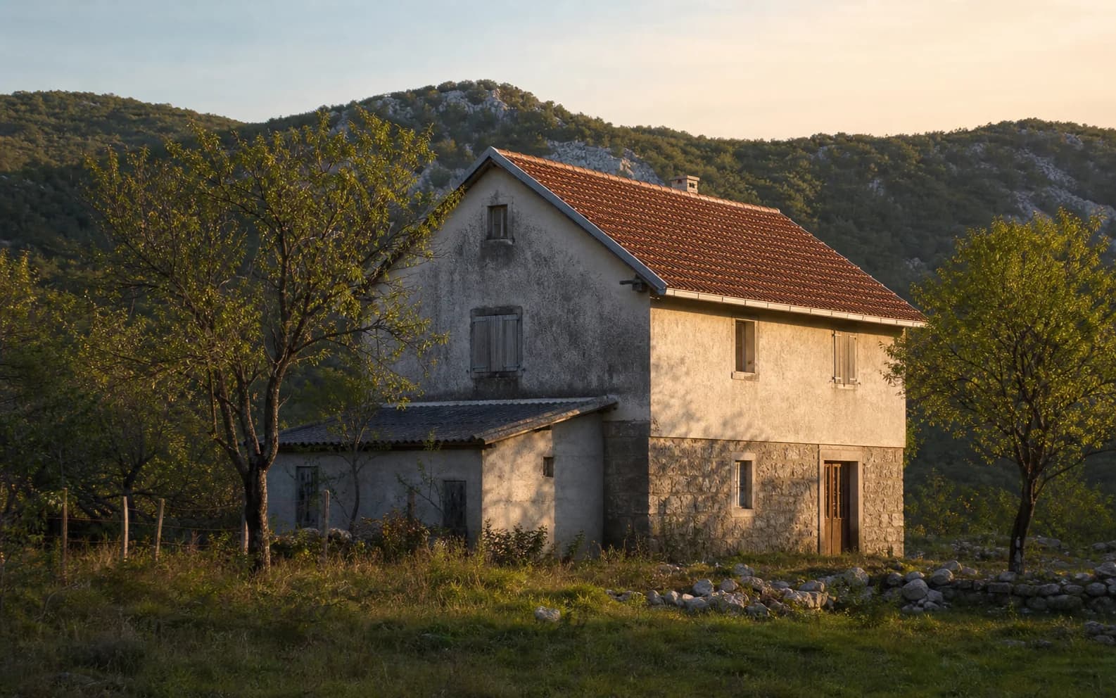 Ilustrativna fotografija za Mazin, Gračac: stambeni eksterijer uklopljen u otvoreni krajolik.