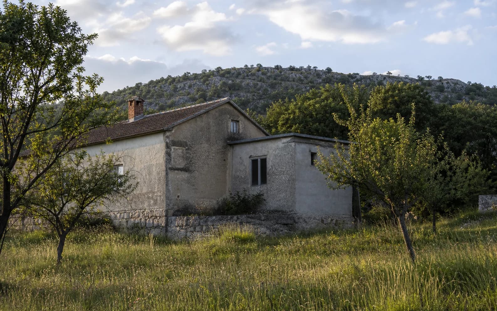 Ilustrativna fotografija za Nadvrelo, Gračac: stambeni eksterijer uklopljen u otvoreni krajolik.