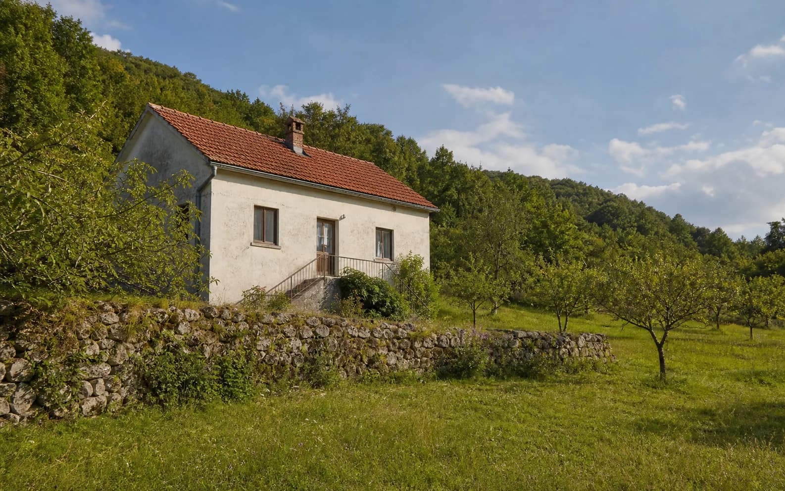 Ilustrativna fotografija za Palanka, Gračac: stambeni eksterijer uklopljen u otvoreni krajolik.