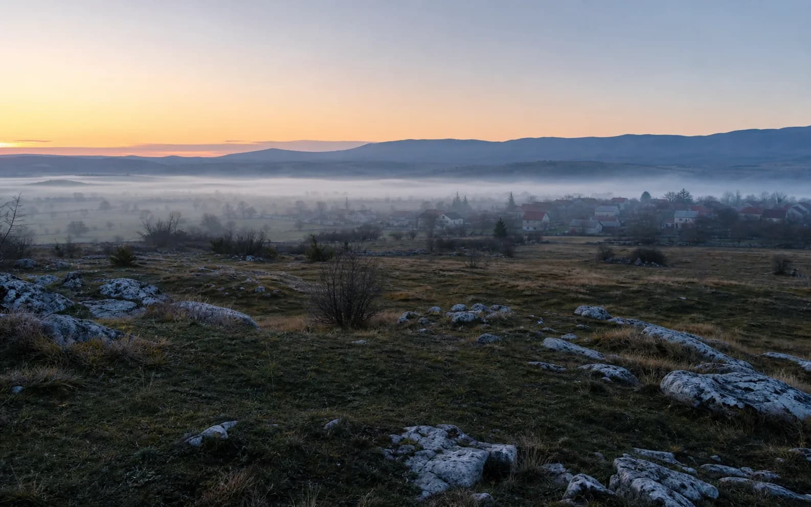 Ilustrativna fotografija za Pribudić, Gračac: široki pogled na otvoreni brdski krajolik.