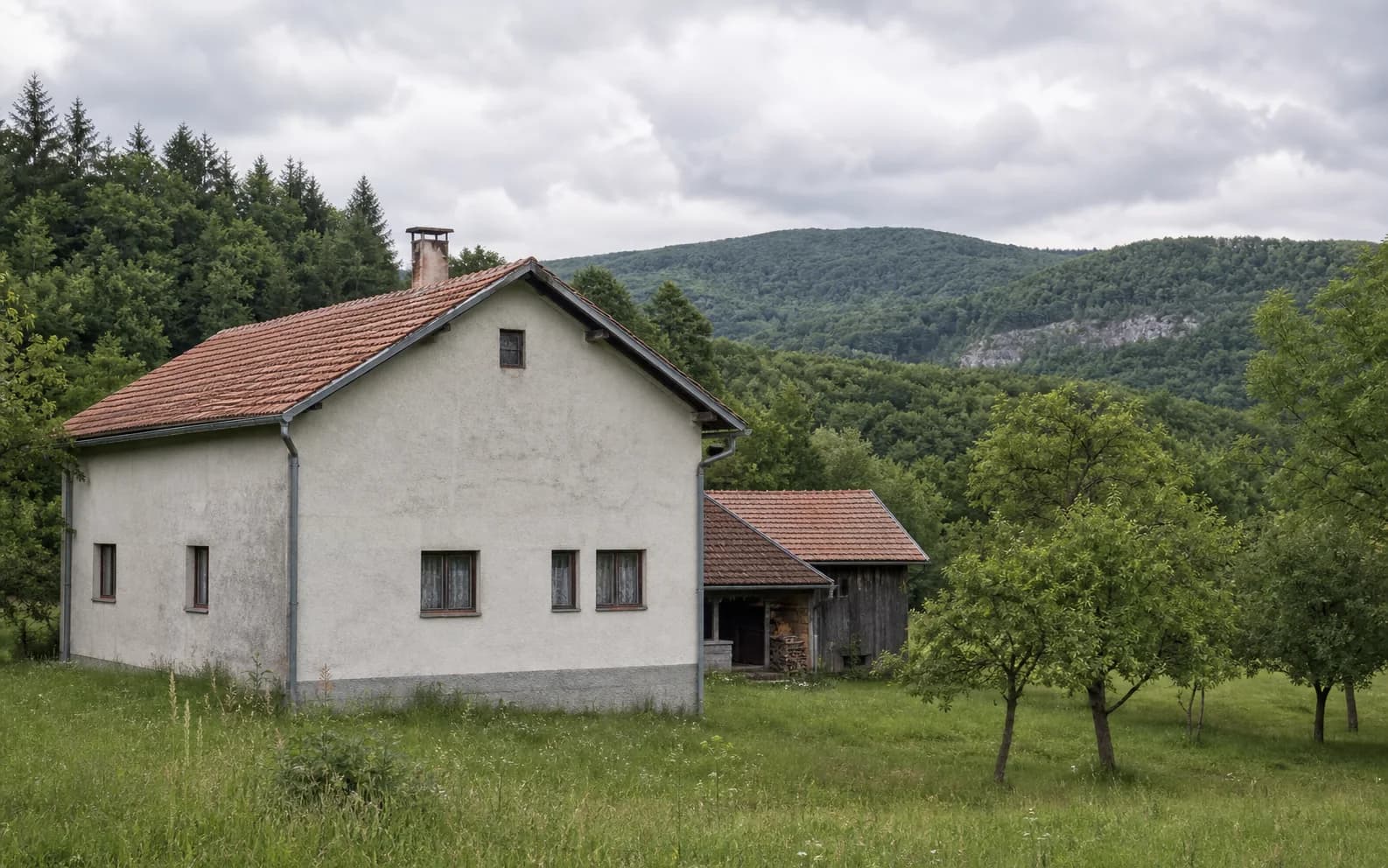 Ilustrativna fotografija za Prljevo, Gračac: stambeni eksterijer uklopljen u otvoreni krajolik.