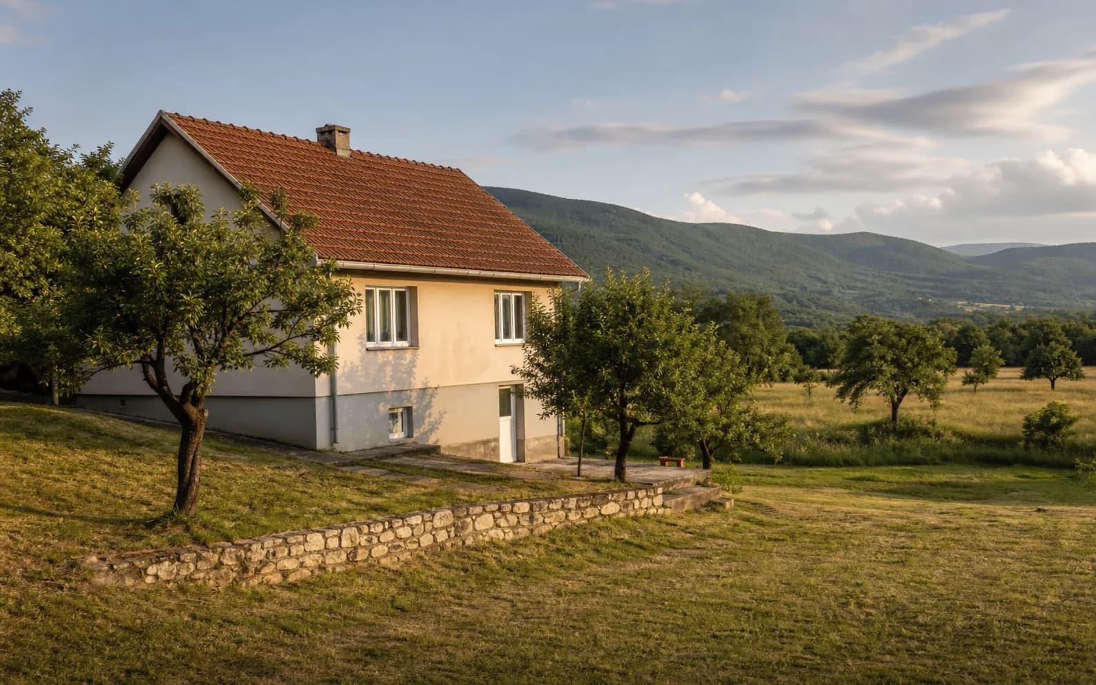 Ilustrativna fotografija za Tomingaj, Gračac: stambeni eksterijer uklopljen u otvoreni krajolik.