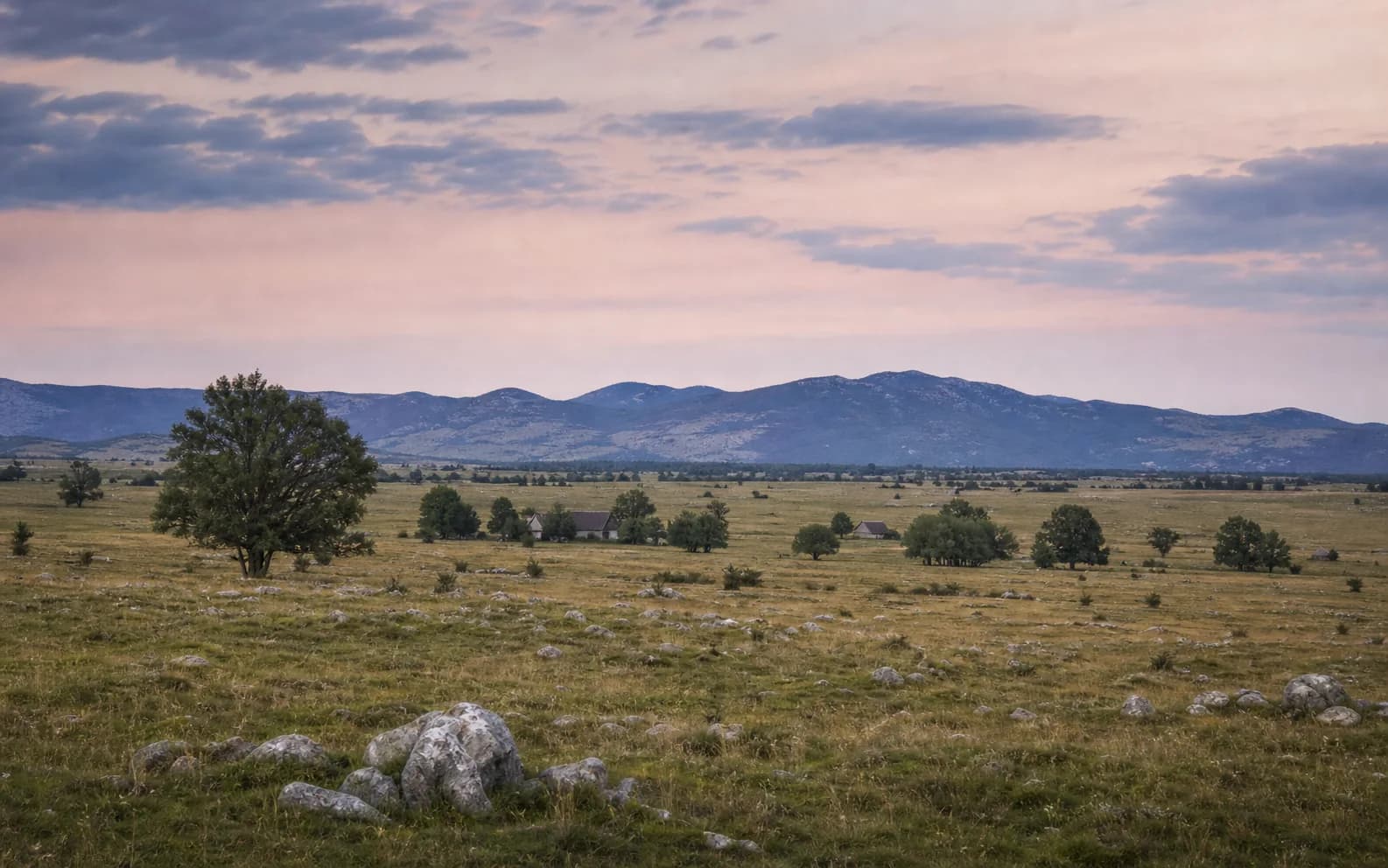 Illustratives Foto für Velika Popina, Gračac: weiter Blick auf eine offene Hochlandlandschaft.