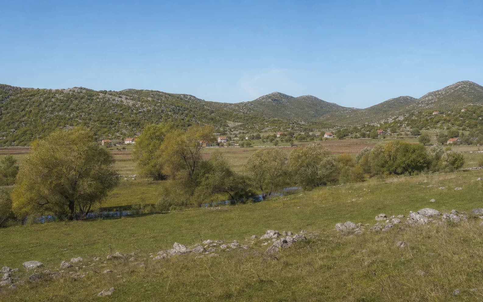 Ilustrativna fotografija za Zrmanja, Gračac: široki pogled na otvoreni brdski krajolik.