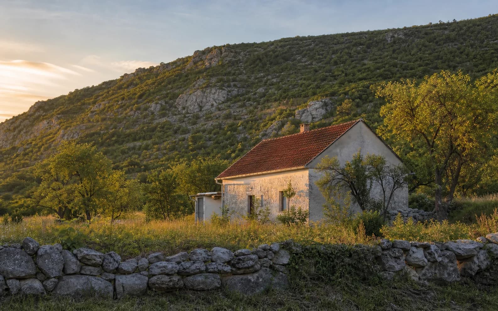 Ilustrativna fotografija za Zrmanja, Gračac: stambeni eksterijer uklopljen u otvoreni krajolik.