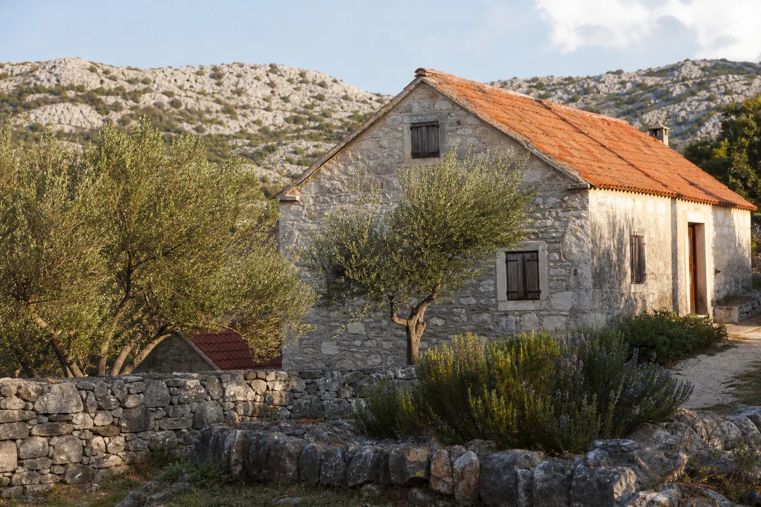 Illustratives Foto für Zaton Obrovački, Jasenice: ein Haus in felsiger mediterraner Umgebung.