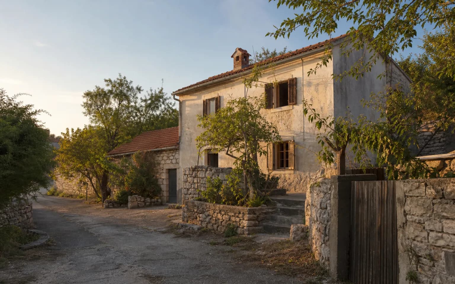 KI-generierte illustrative Außenansicht eines bescheidenen dalmatinischen Hauses mit Steinmauer und natürlichem Grün im Ambiente von Gornji Karin.