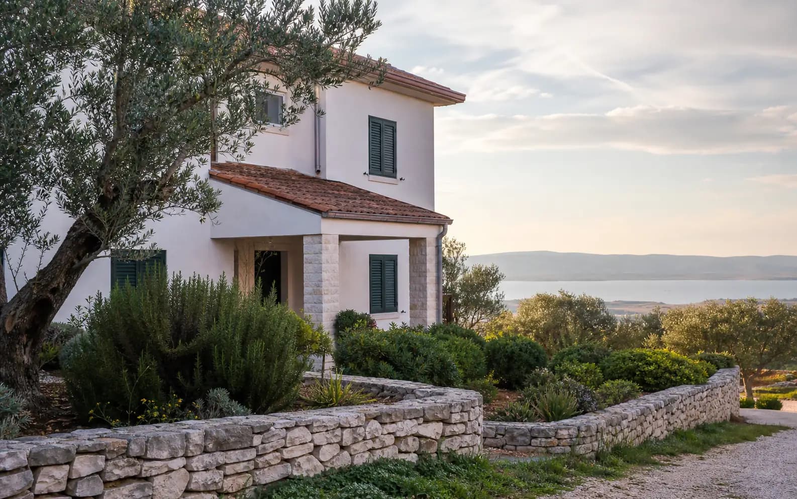 Illustratives Foto für Ždrilo, Posedarje: Außenansicht von Häusern in mediterraner Umgebung.