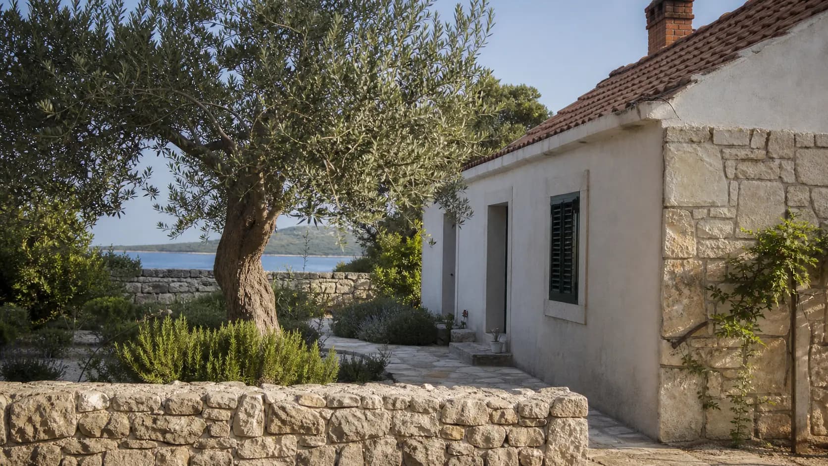 Illustratives Foto für Ošljak, Preko: Wohnaußenansicht in mediterranem Inselumfeld.