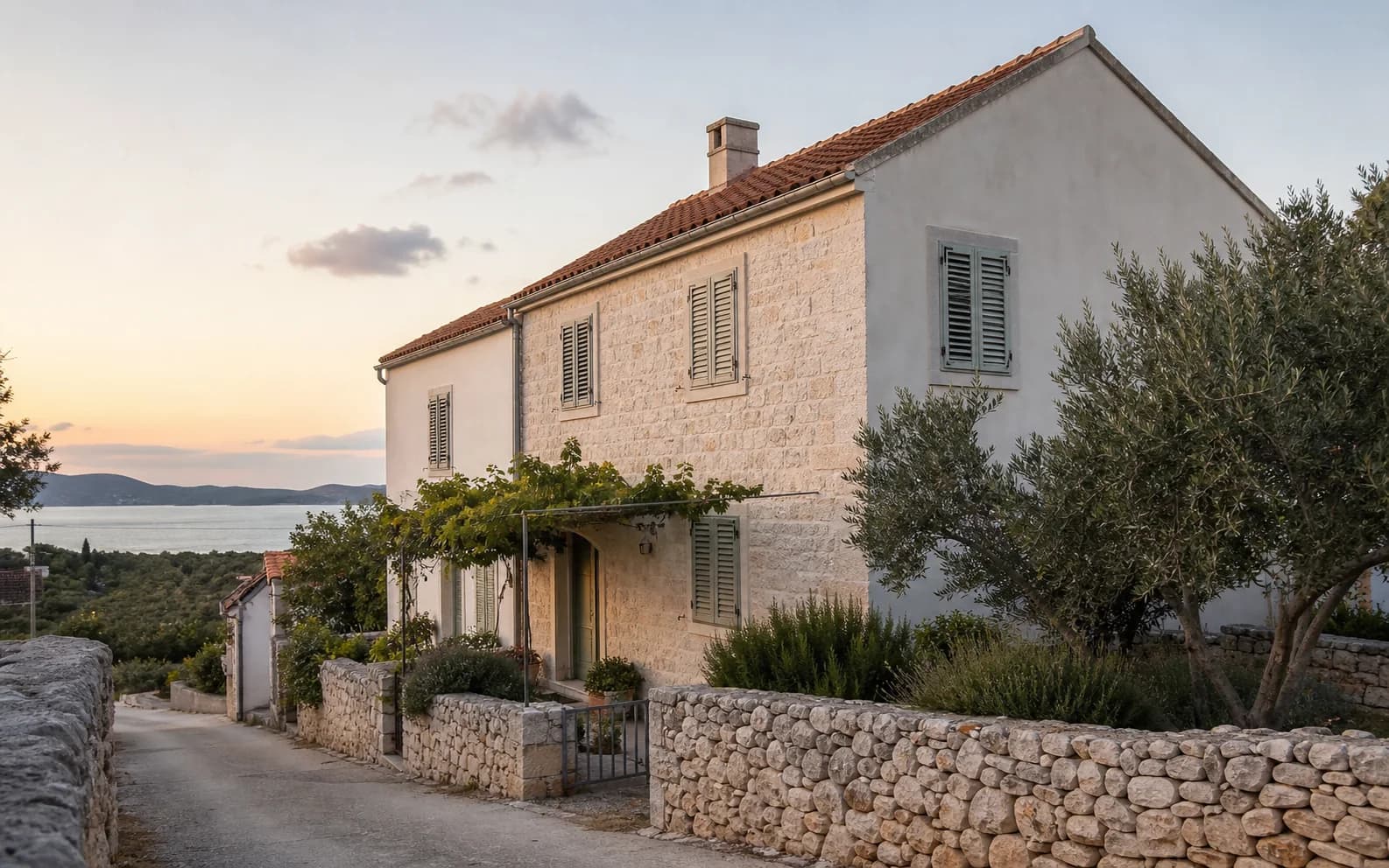 Ilustrativna fotografija za Ist, Zadar: stambeni eksterijer u otočnom mediteranskom okruženju.