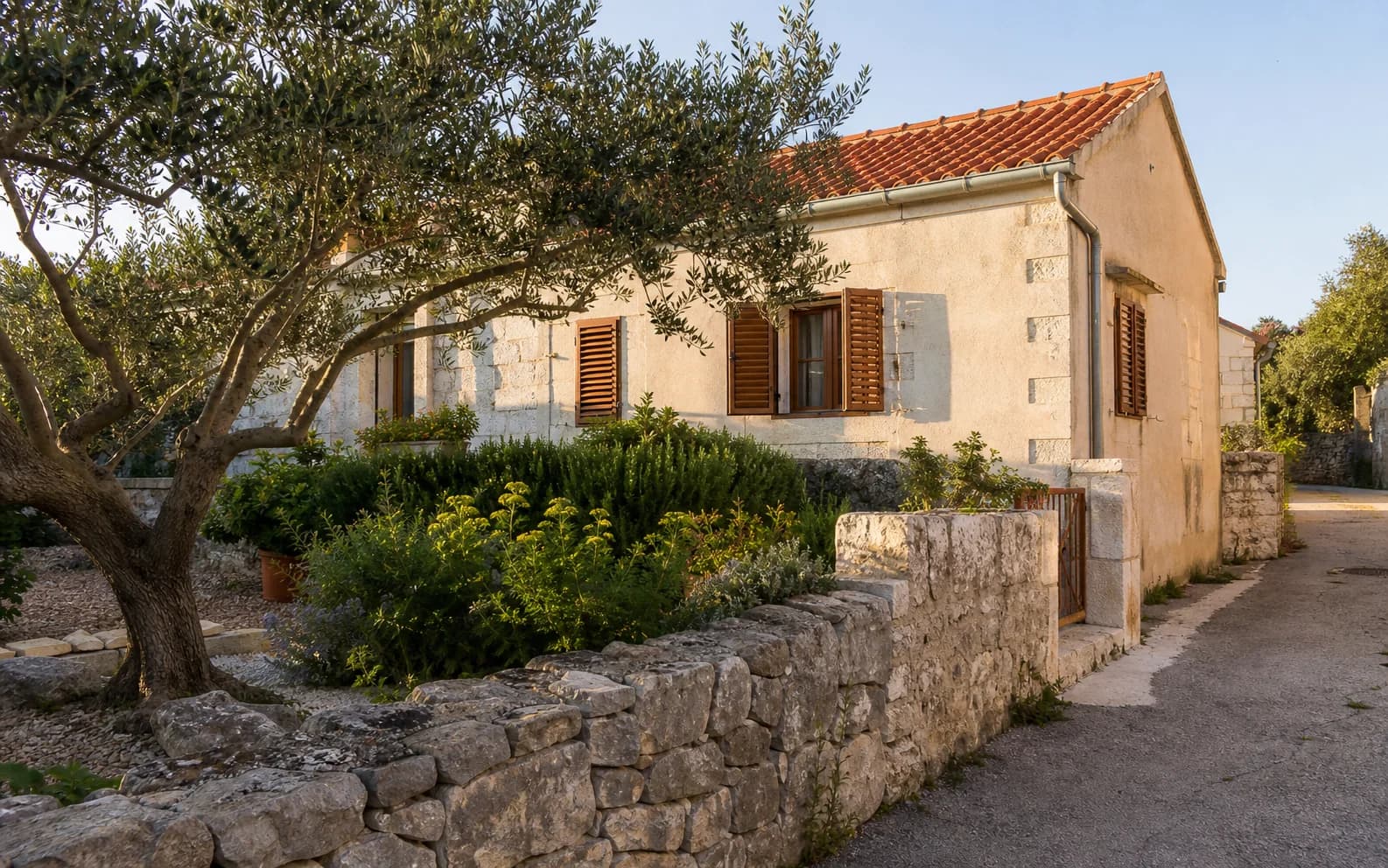 Ilustrativna fotografija za Molat, Zadar: stambeni eksterijer u otočnom mediteranskom okruženju.
