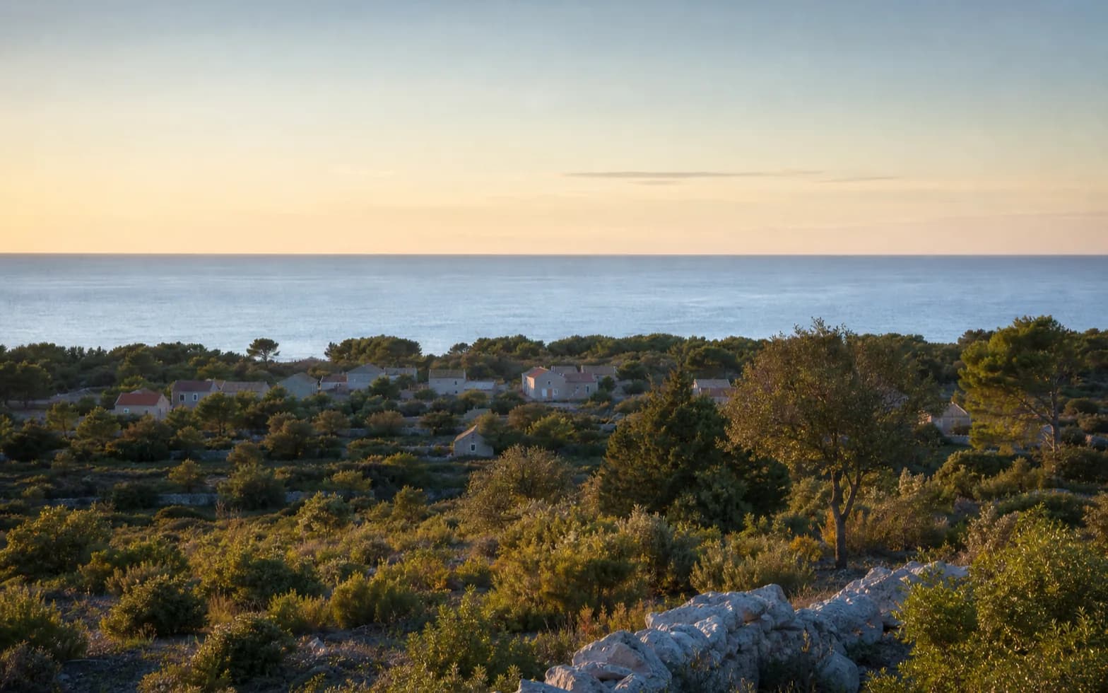 Ilustrativna fotografija za Olib, Zadar: široki pogled na otočni krajolik.