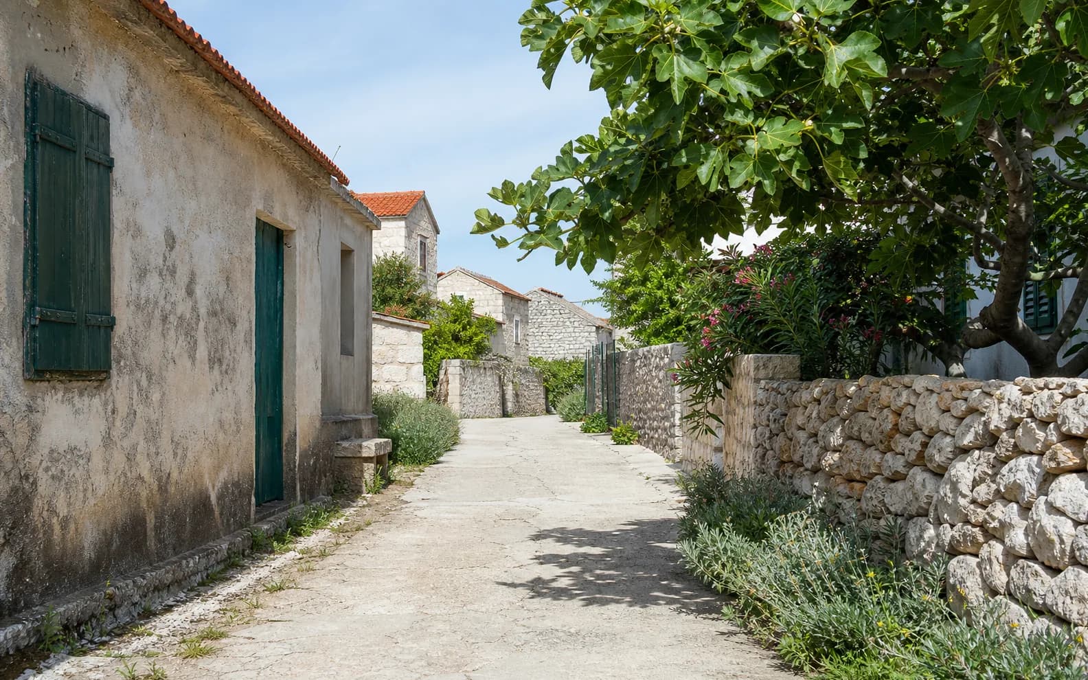 Ilustrativna fotografija za Olib, Zadar: mirna ulica među kamenim kućama.