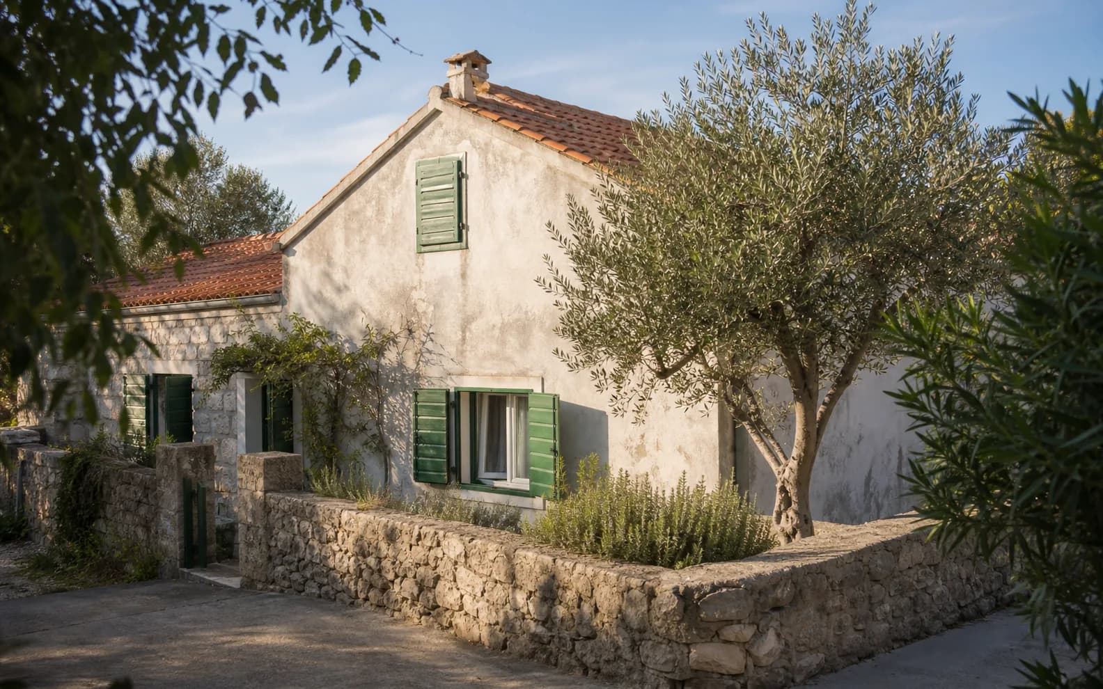 Ilustrativna fotografija za Olib, Zadar: stambeni eksterijer u otočnom mediteranskom okruženju.