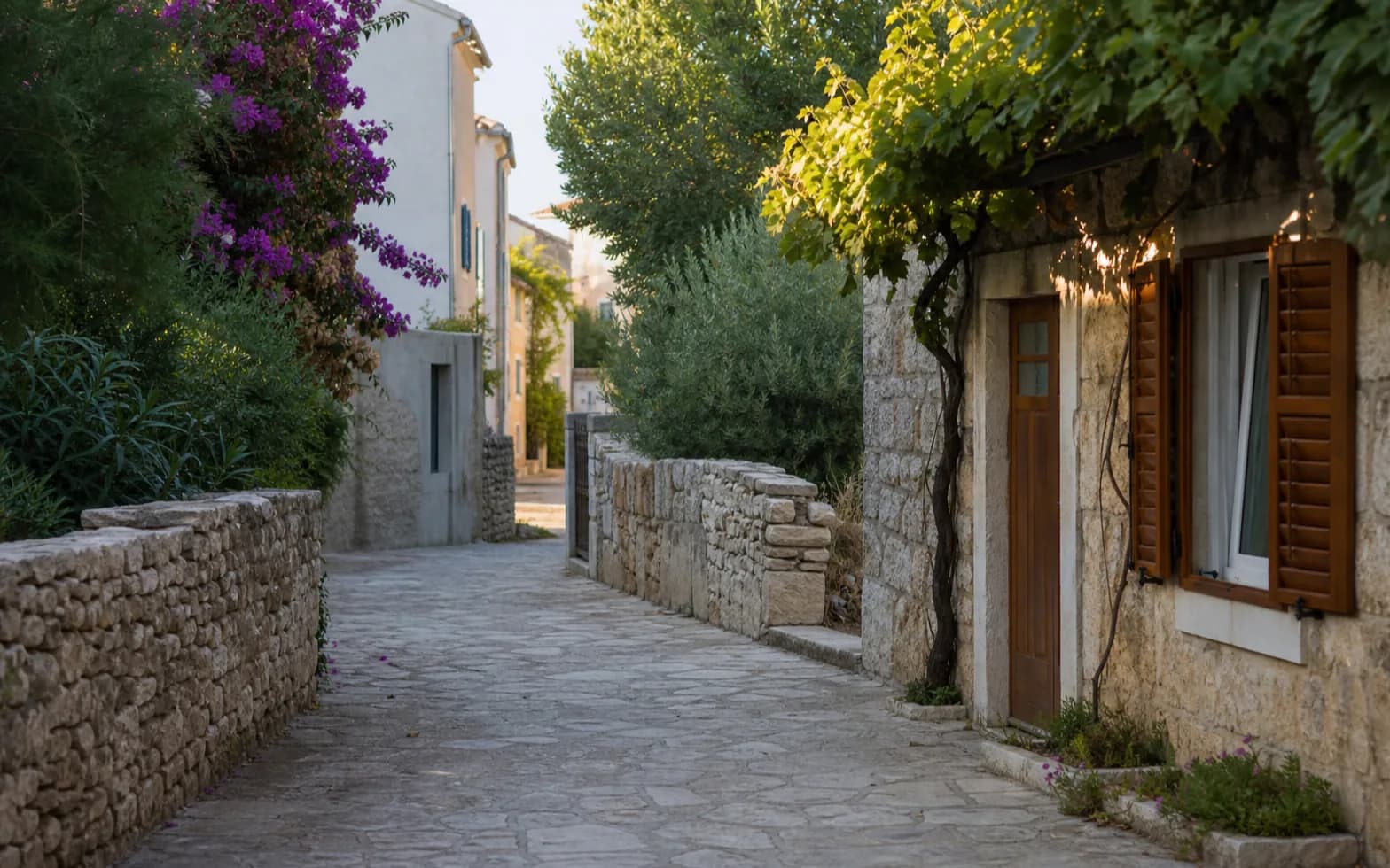 Ilustrativna fotografija za Silba, Zadar: mirna ulica među kamenim kućama.