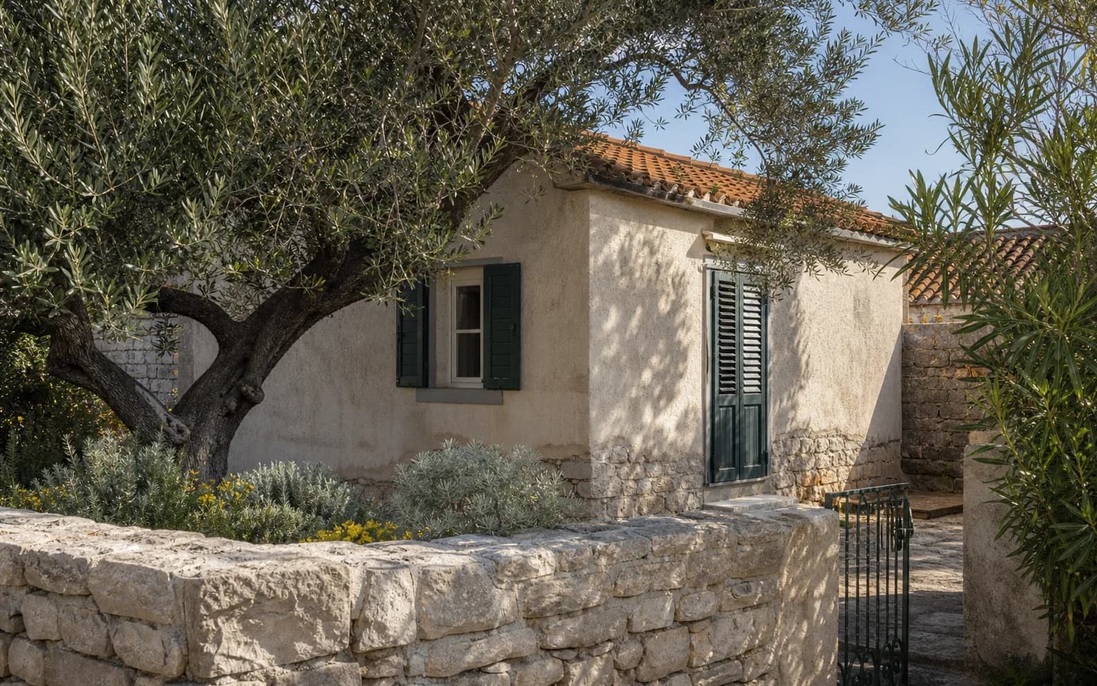 Ilustrativna fotografija za Silba, Zadar: stambeni eksterijer u otočnom mediteranskom okruženju.