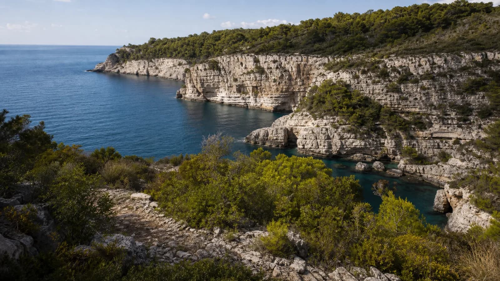 Vapnenačke litice i otvoreno more u zaštićenom krajoliku Telašćice na Dugom otoku.