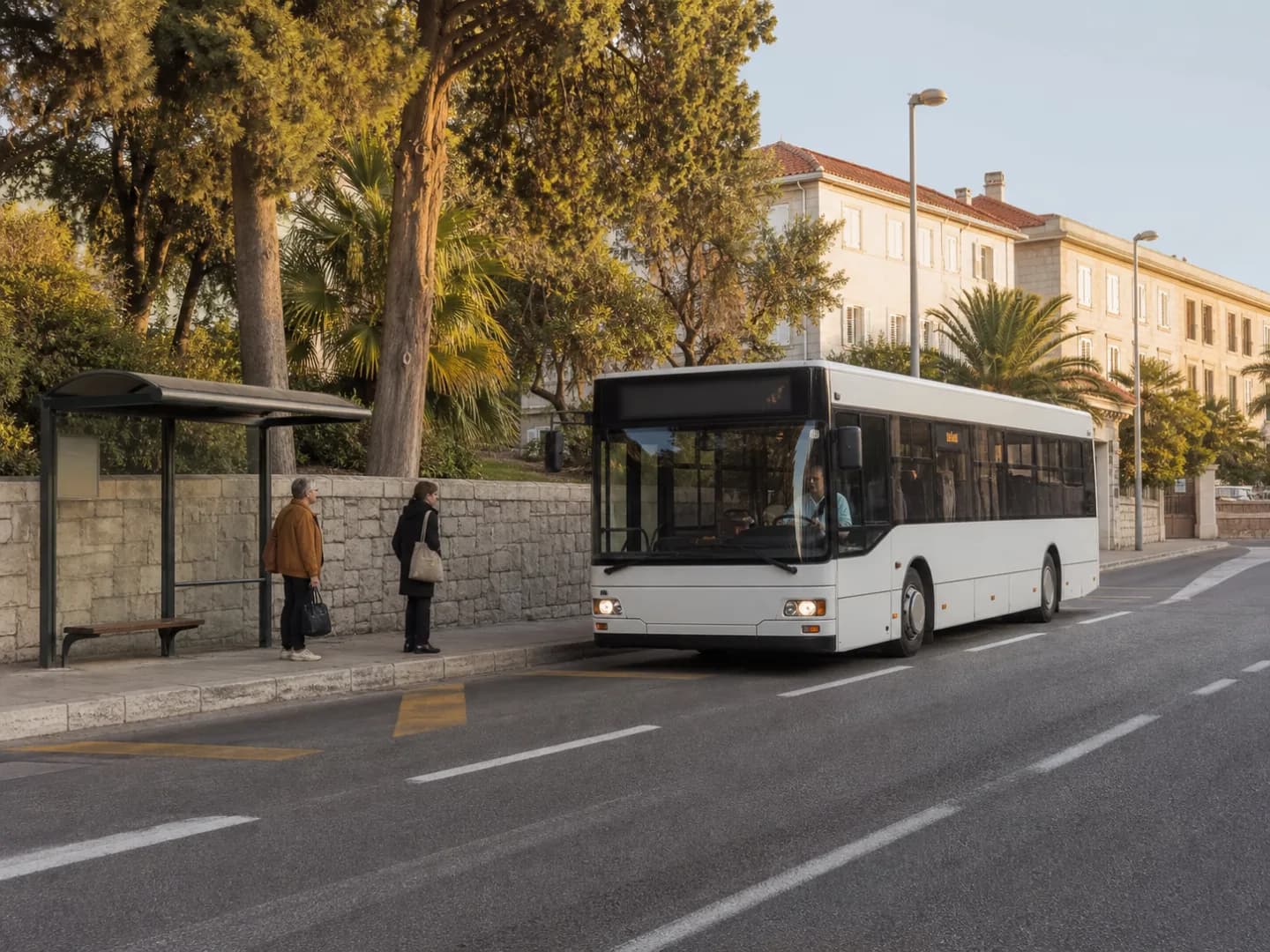 Gradski autobus na stajalištu u Zadru, ilustracija provjere svakodnevne rute.