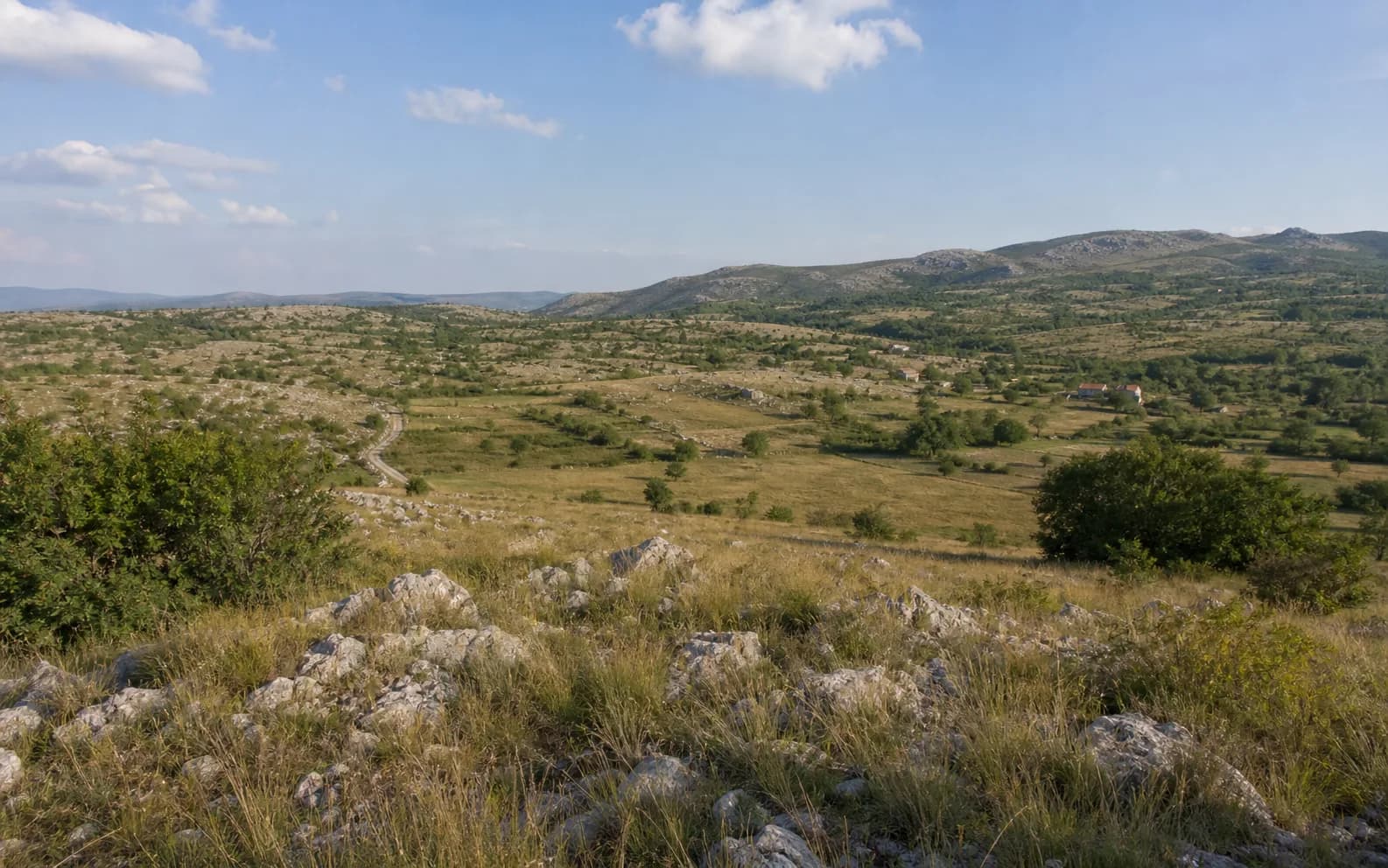 Ilustrativna fotografija za Begluci, Gračac: široki pogled na otvoreni brdski krajolik.
