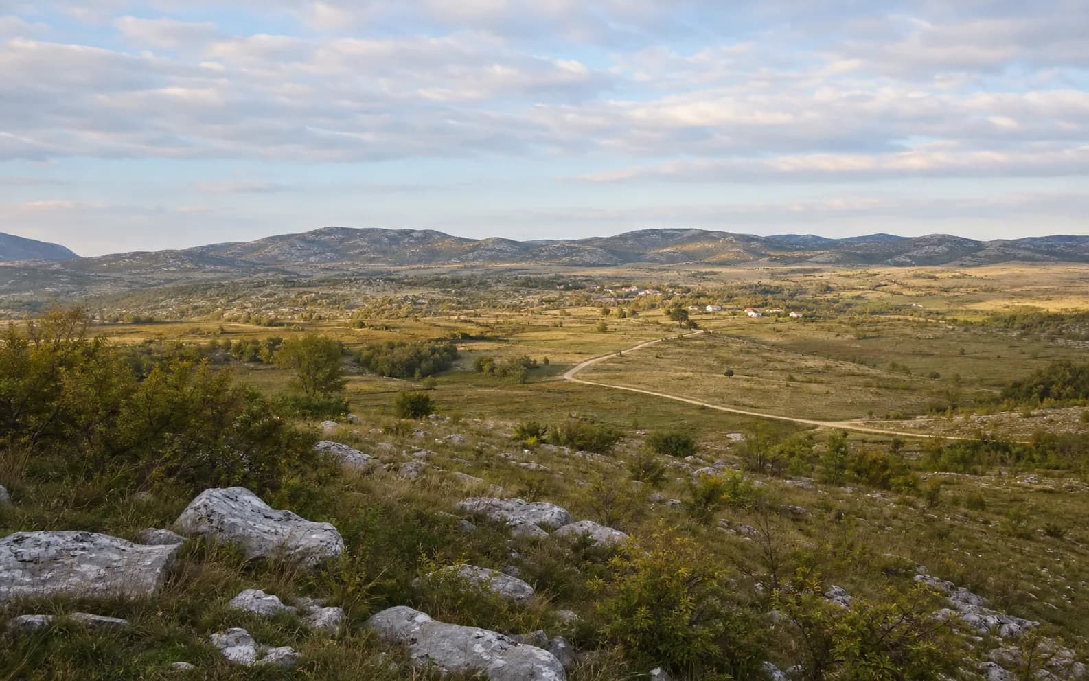 Ilustrativna fotografija za Brotnja, Gračac: široki pogled na otvoreni brdski krajolik.