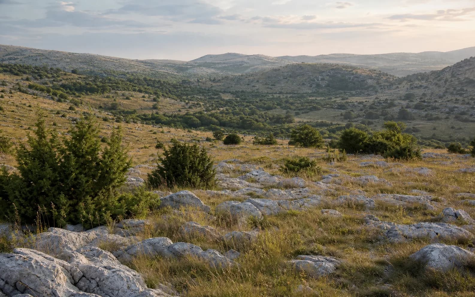 Ilustrativna fotografija za Bruvno, Gračac: široki pogled na otvoreni brdski krajolik.