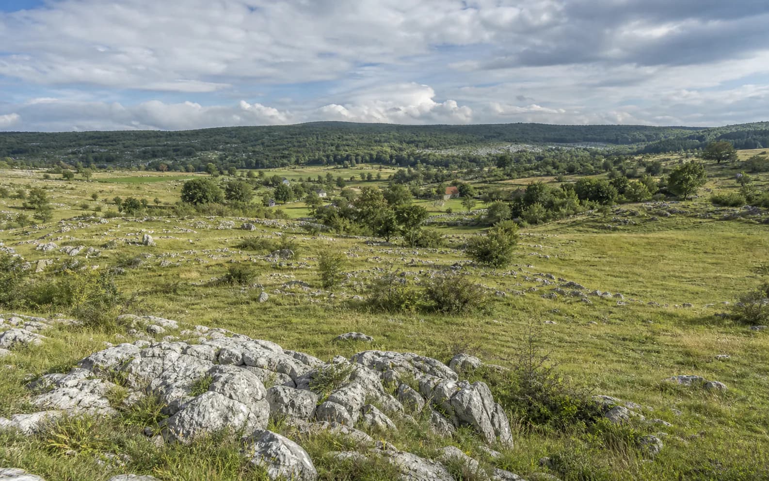 Ilustrativna fotografija za Deringaj, Gračac: mirna ulica naselja u brdskom okruženju.