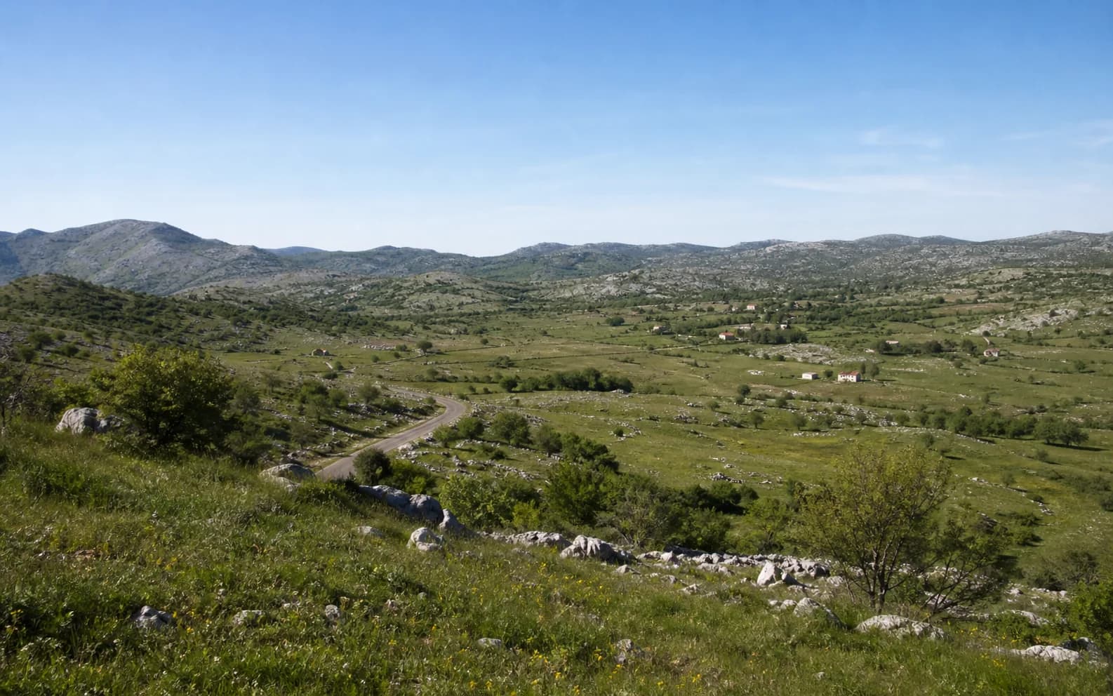 Illustrative photo for Donja Suvaja, Gračac: a wide view of an open highland landscape.