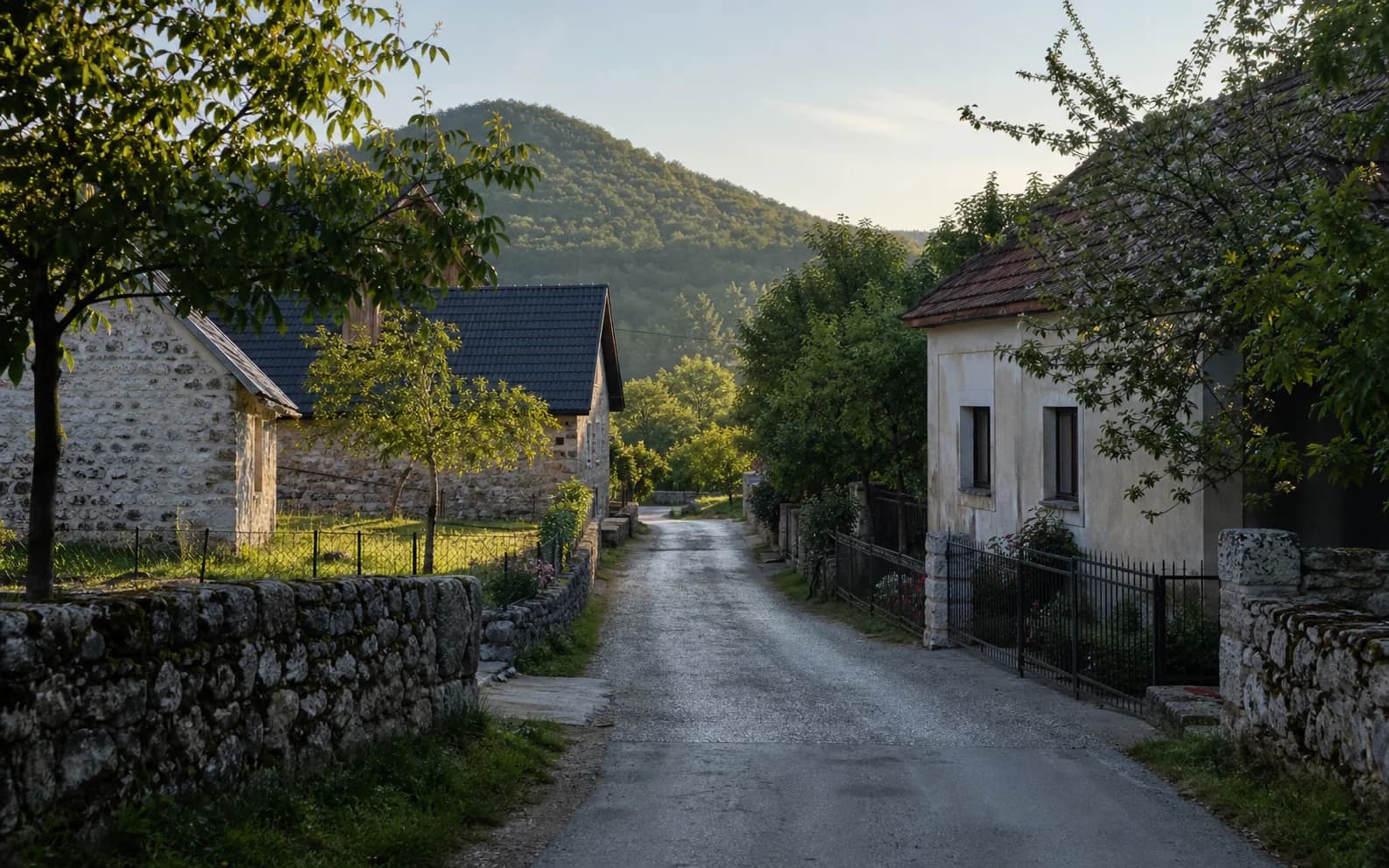 Illustratives Foto für Drenovac Osredački, Gračac: ruhige Siedlungsstraße in hügeliger Umgebung.