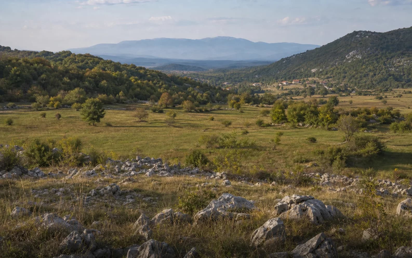 Ilustrativna fotografija za Duboki Dol, Gračac: široki pogled na otvoreni brdski krajolik.