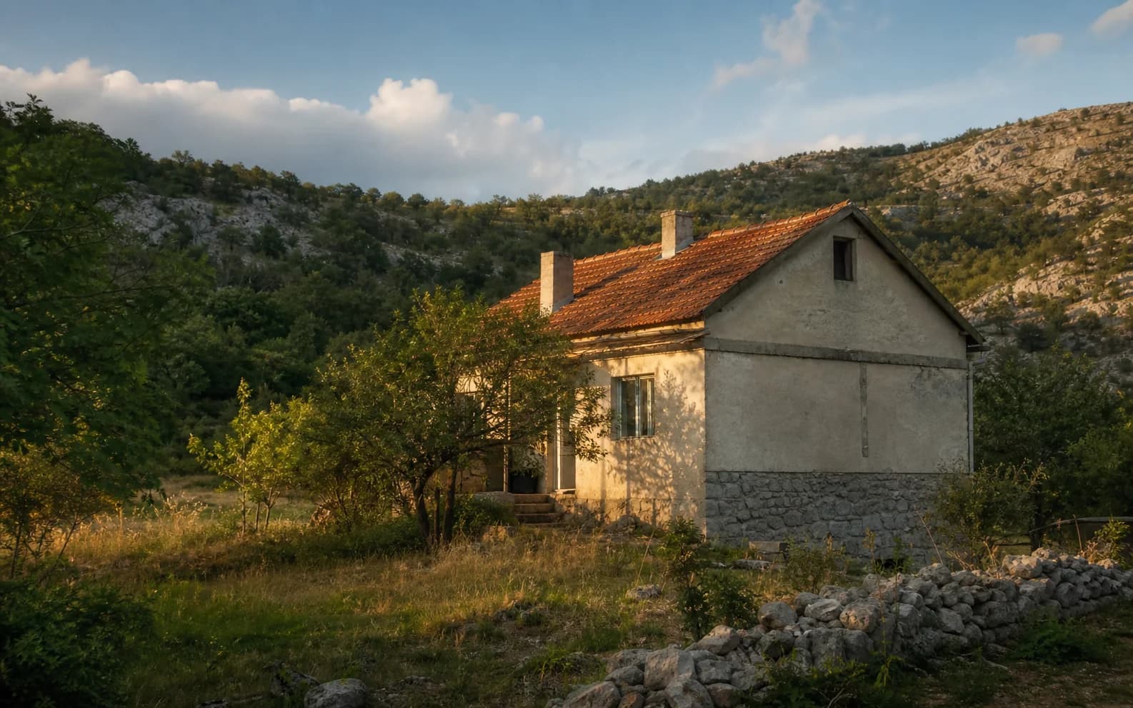 Ilustrativna fotografija za Duboki Dol, Gračac: stambeni eksterijer uklopljen u otvoreni krajolik.