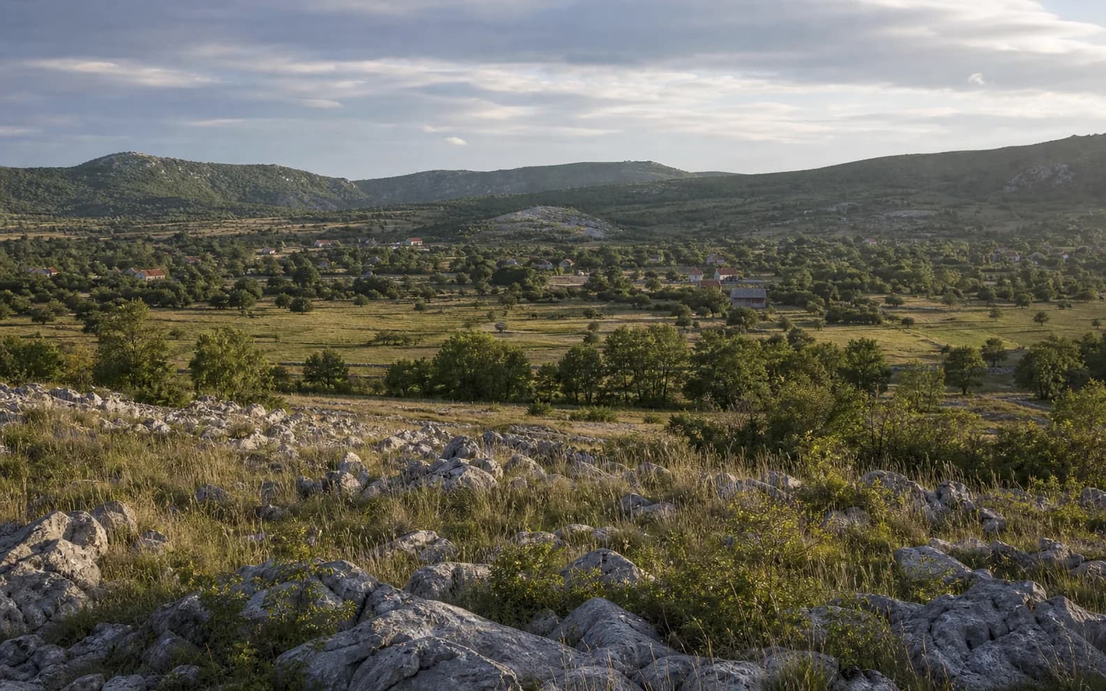 Ilustrativna fotografija za Grab, Gračac: široki pogled na otvoreni brdski krajolik.