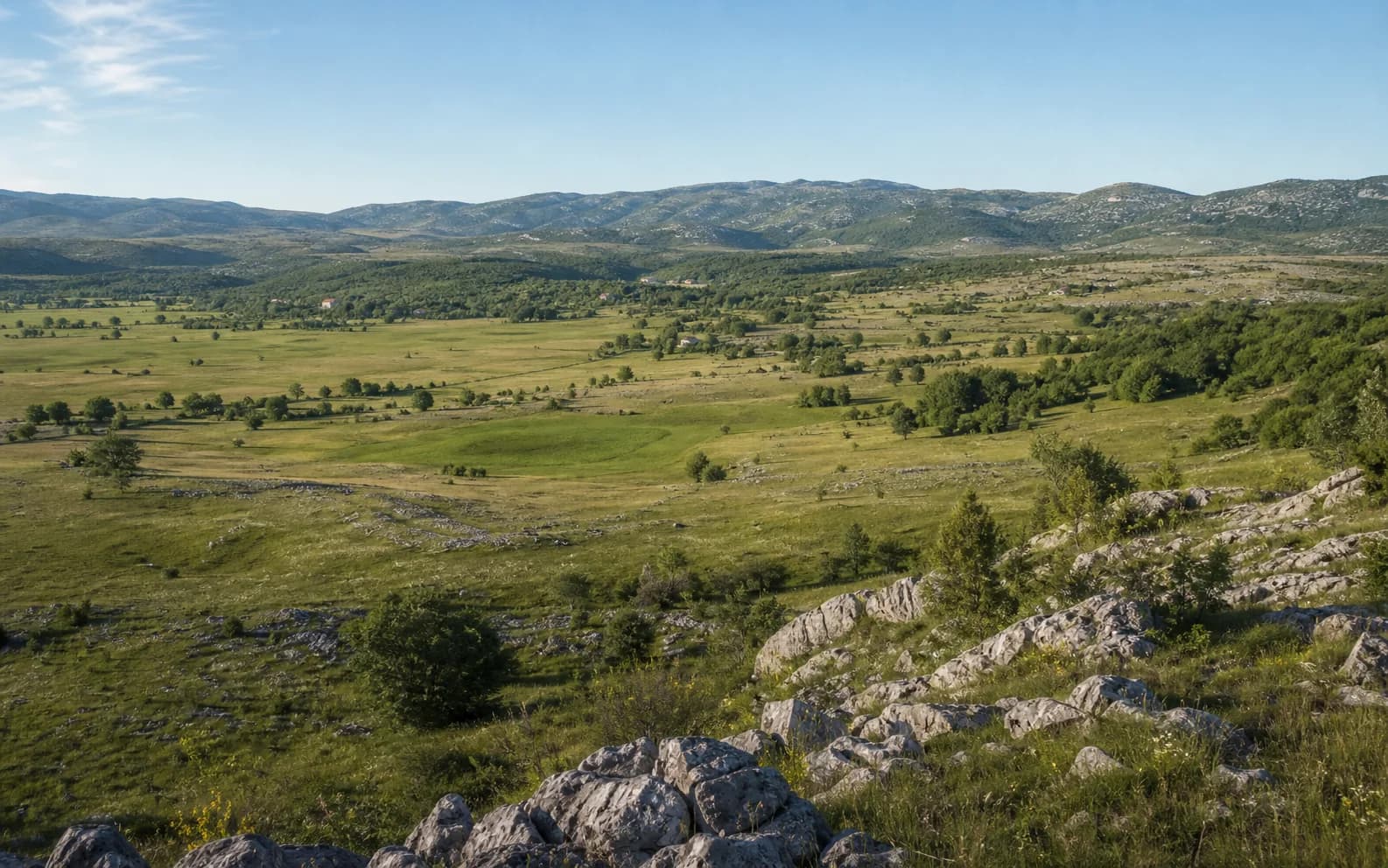 Ilustrativna fotografija za Gubavčevo Polje, Gračac: široki pogled na otvoreni brdski krajolik.