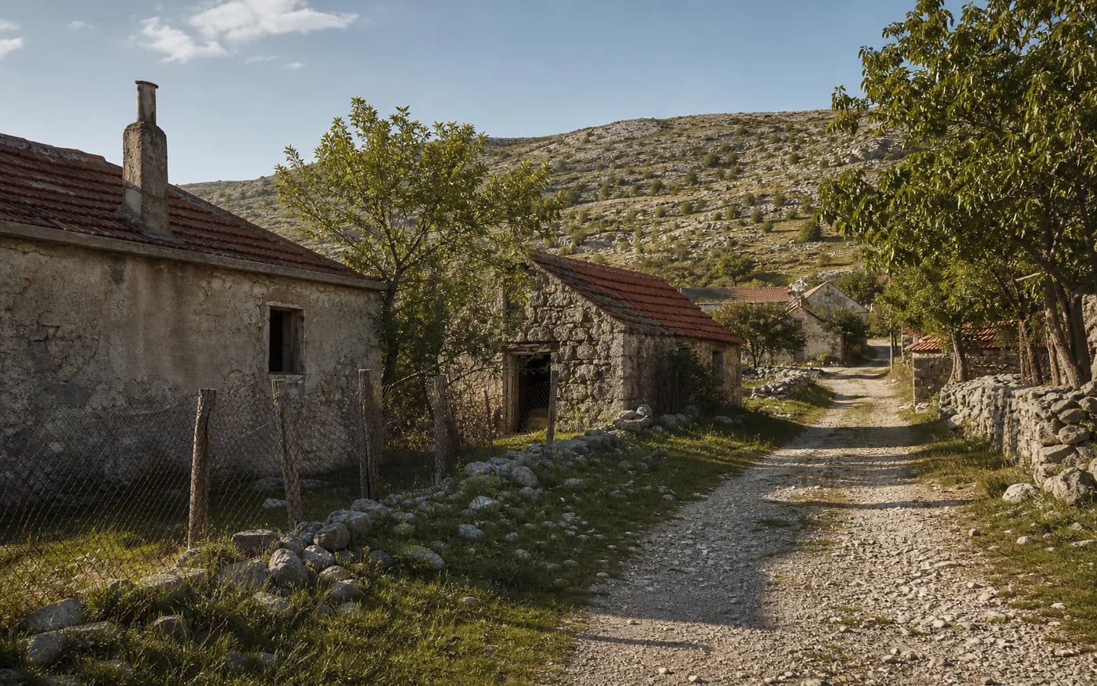 Ilustrativna fotografija za Gubavčevo Polje, Gračac: mirna ulica naselja u brdskom okruženju.