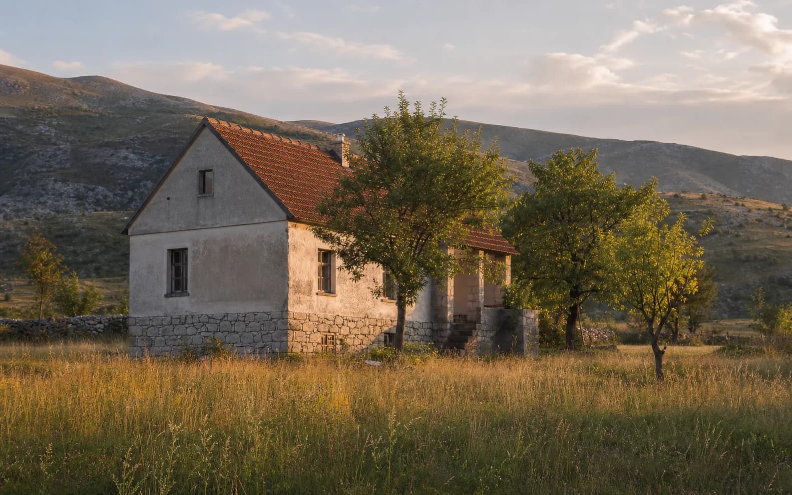 Ilustrativna fotografija za Gubavčevo Polje, Gračac: stambeni eksterijer uklopljen u otvoreni krajolik.
