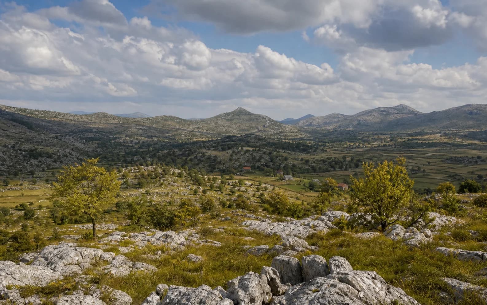 Illustrative photo for Kaldrma, Gračac: a wide view of an open highland landscape.