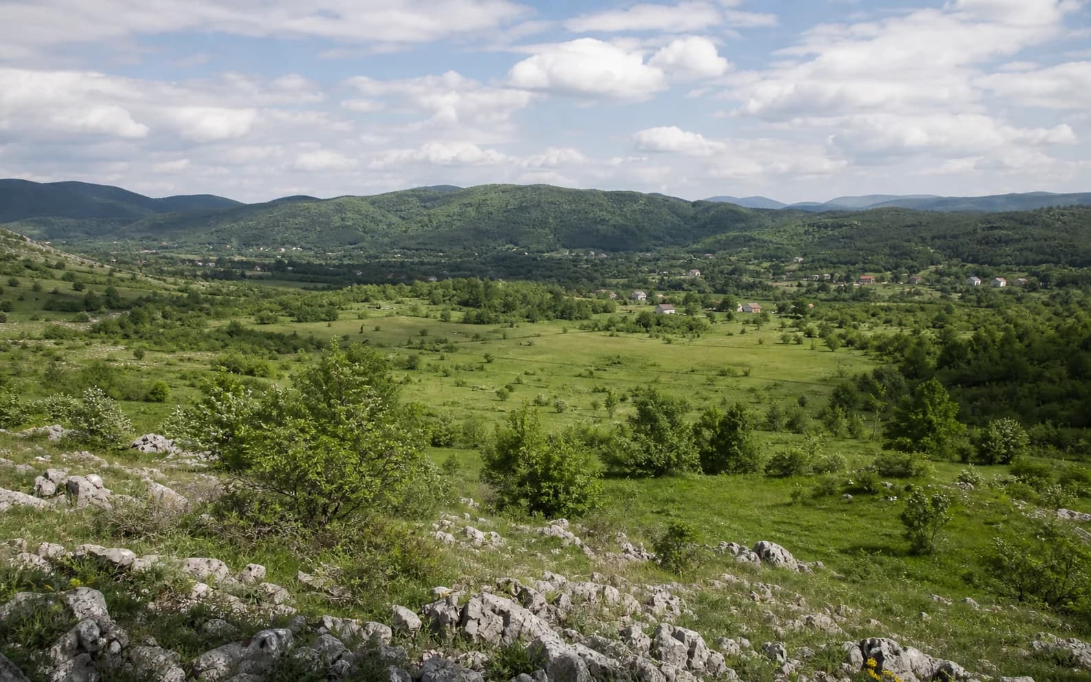 Ilustrativna fotografija za Kijani, Gračac: široki pogled na otvoreni brdski krajolik.