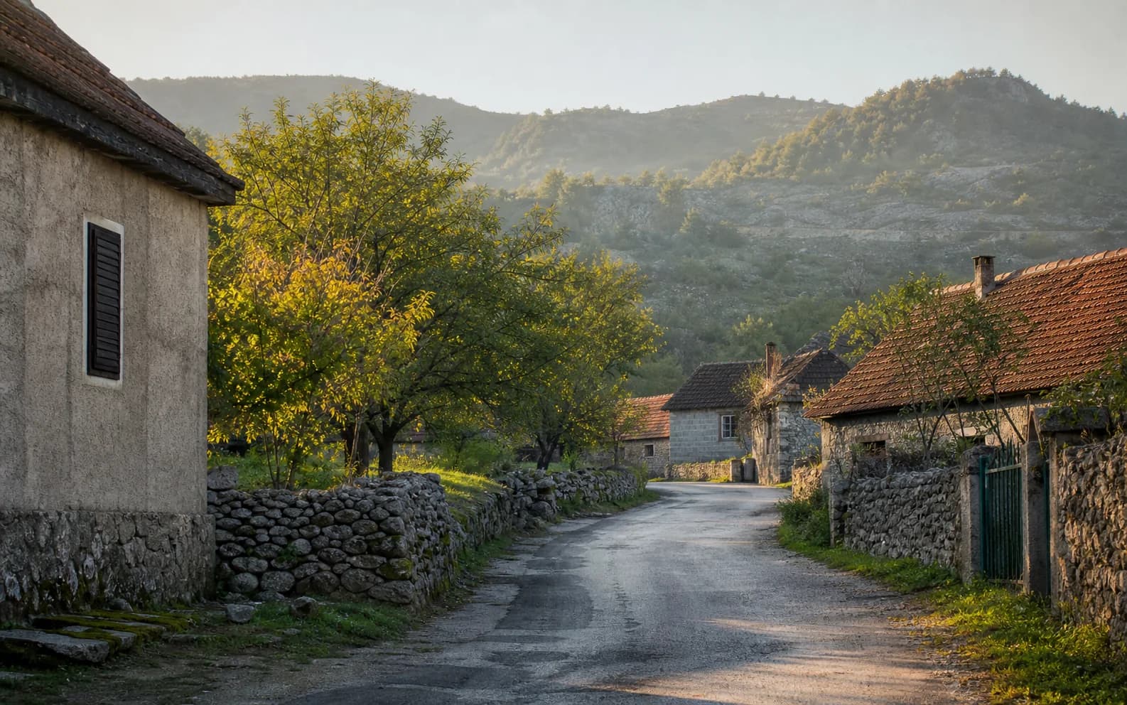 Ilustrativna fotografija za Kijani, Gračac: mirna ulica naselja u brdskom okruženju.