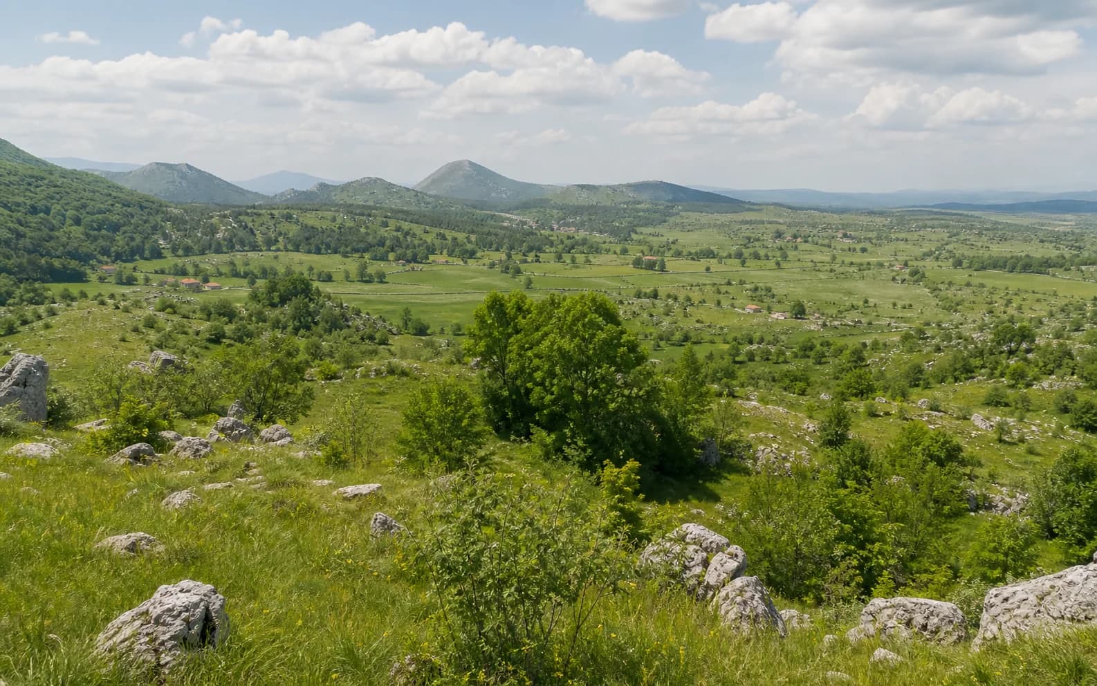 Ilustrativna fotografija za Mazin, Gračac: široki pogled na otvoreni brdski krajolik.