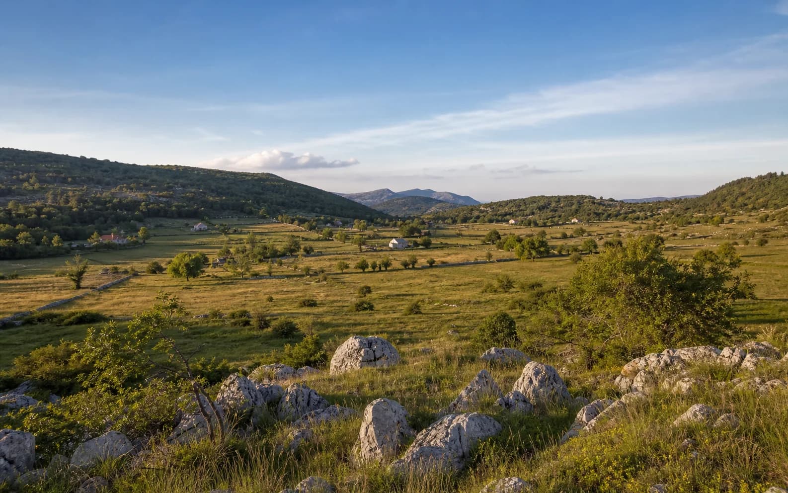 Ilustrativna fotografija za Nadvrelo, Gračac: široki pogled na otvoreni brdski krajolik.