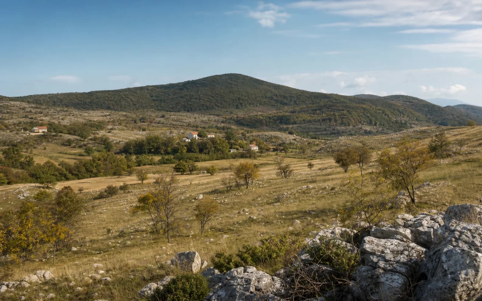 Ilustrativna fotografija za Neteka, Gračac: široki pogled na otvoreni brdski krajolik.