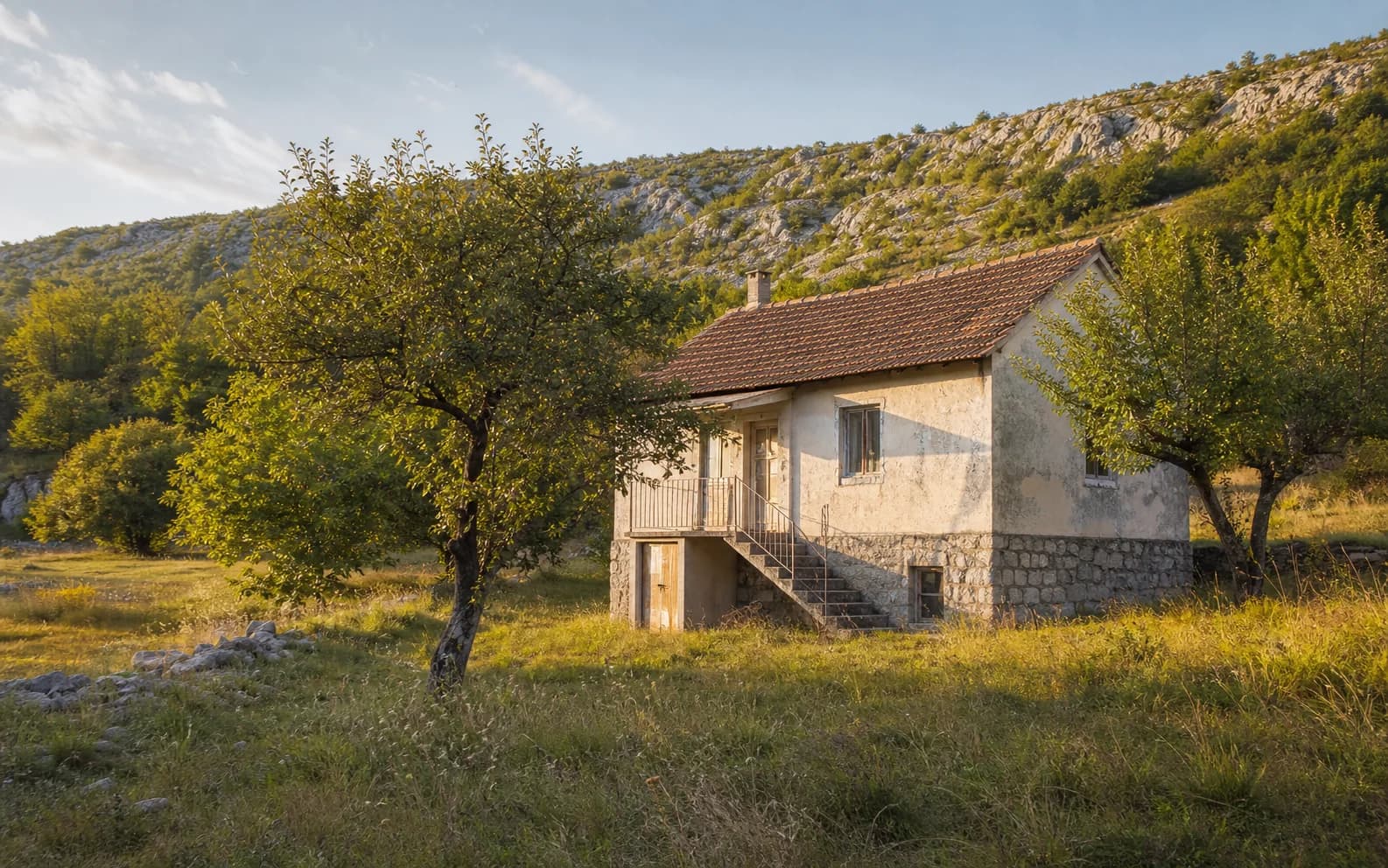 Ilustrativna fotografija za Neteka, Gračac: stambeni eksterijer uklopljen u otvoreni krajolik.