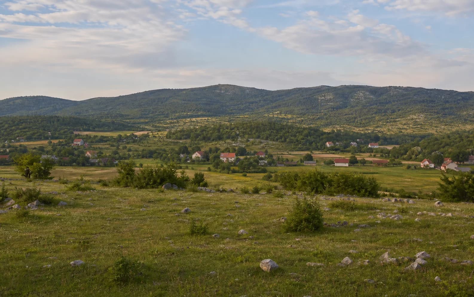 Illustrative photo for Omsica, Gračac: a wide view of an open highland landscape.